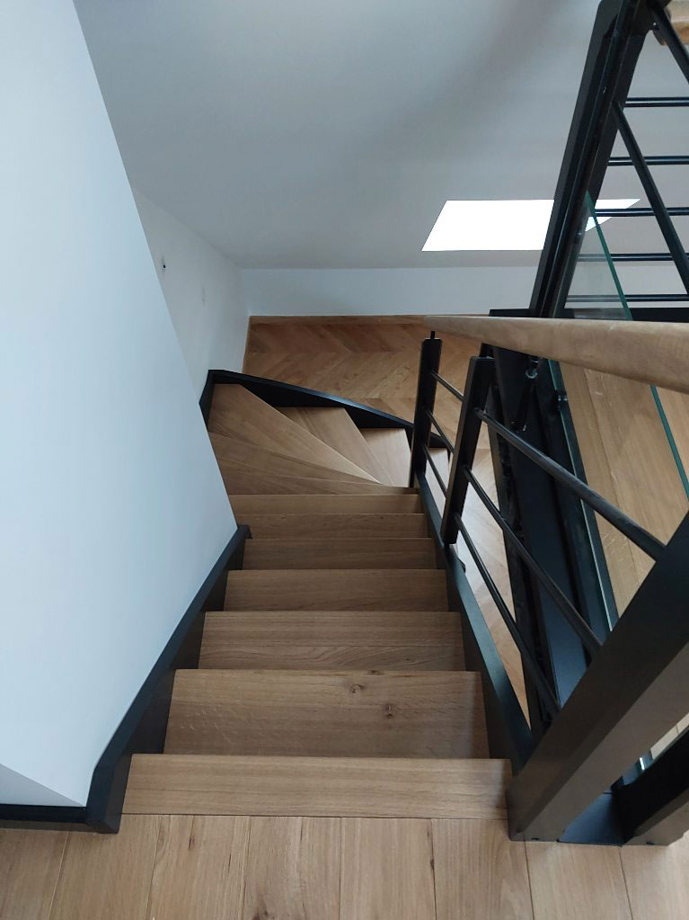 Henault & Cie : Escalier bois peint et garde corps